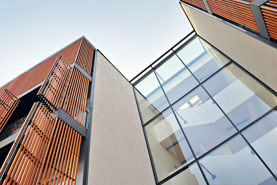 moderne fassade hohes gebäude mit holz und stahl