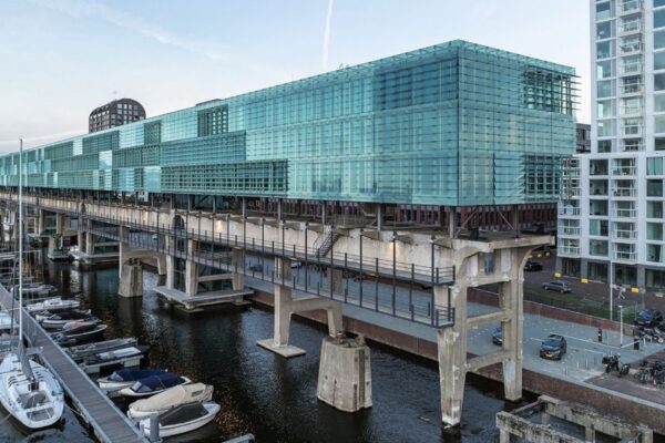 Bild1 Bürogebäude auf einer historischen Betonkranbahn